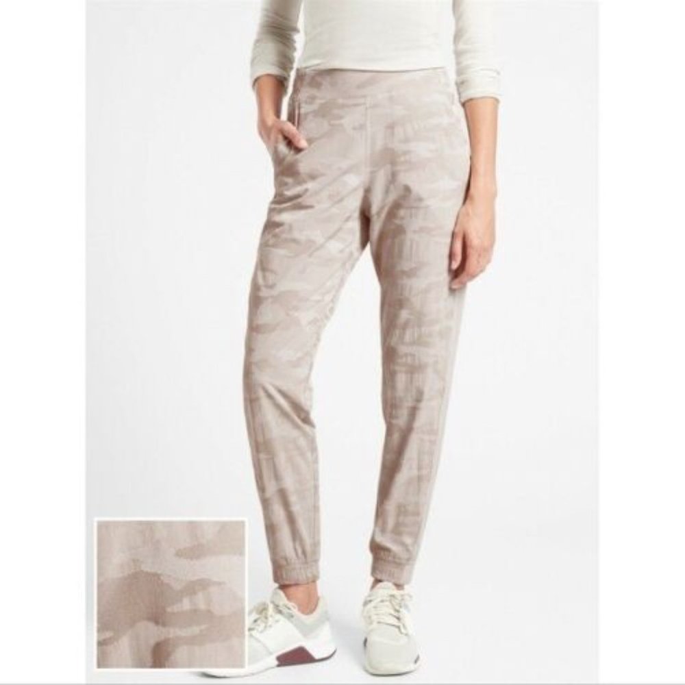 Athleta Camo‎ Brooklyn Tan Joggers women's size 8